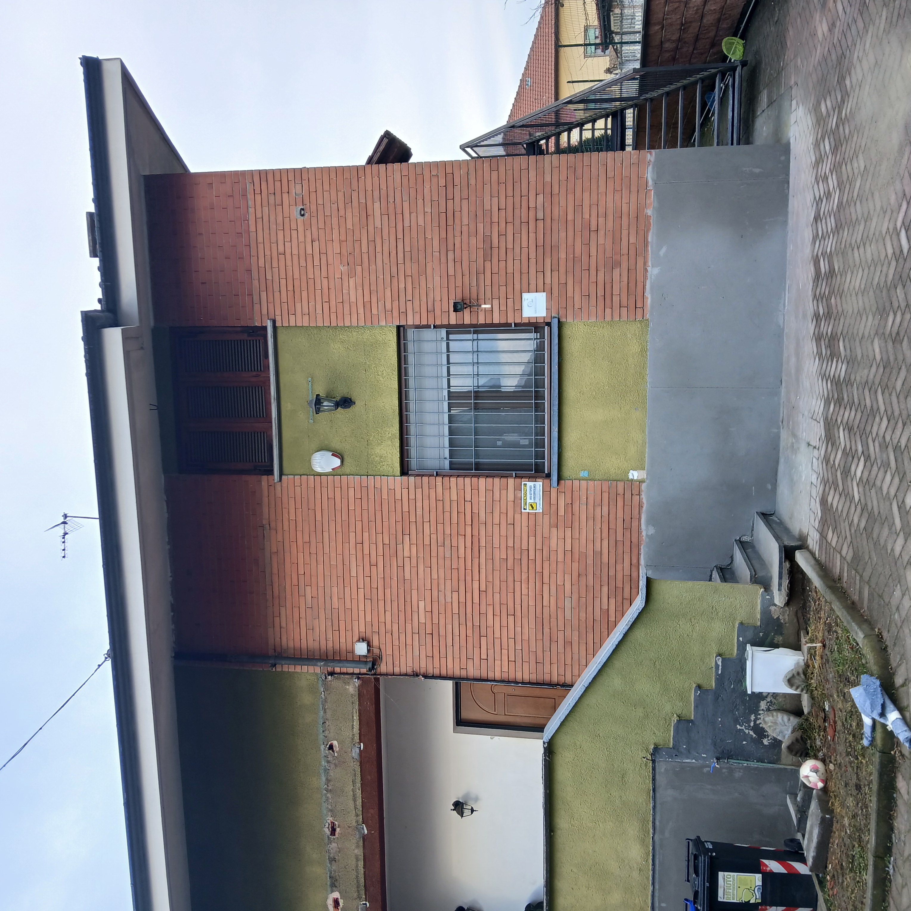 Rifacimento facciata con rivestimento effetto pietra e tinteggiatura - Volpiano - ReBuild