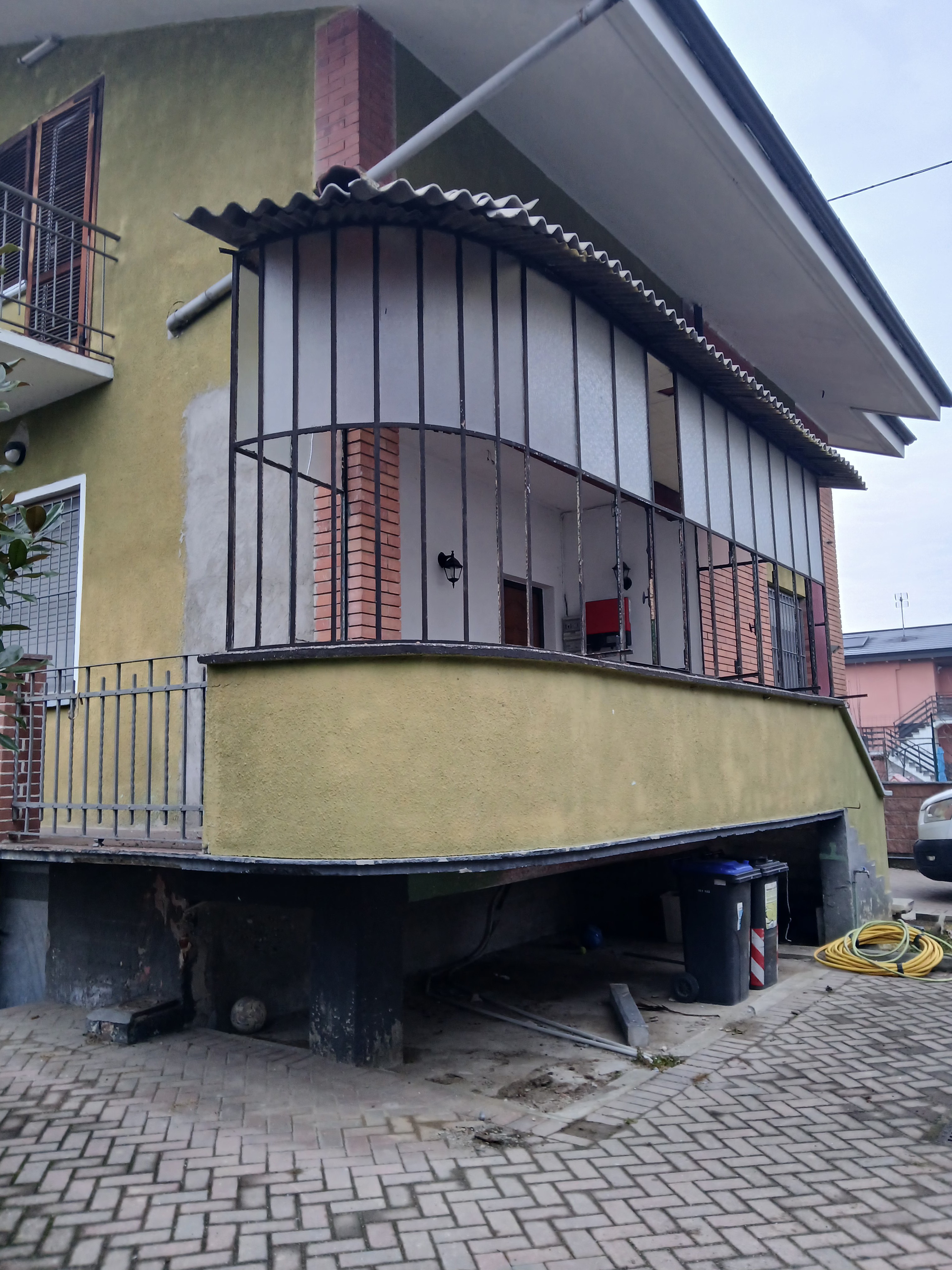 Rifacimento facciata con rivestimento effetto pietra e tinteggiatura - Volpiano - ReBuild